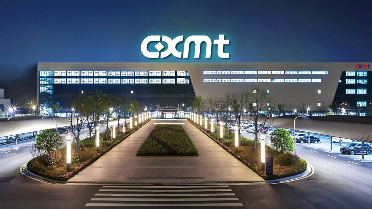 Campus CXMT de nuit, enseigne constructeur.