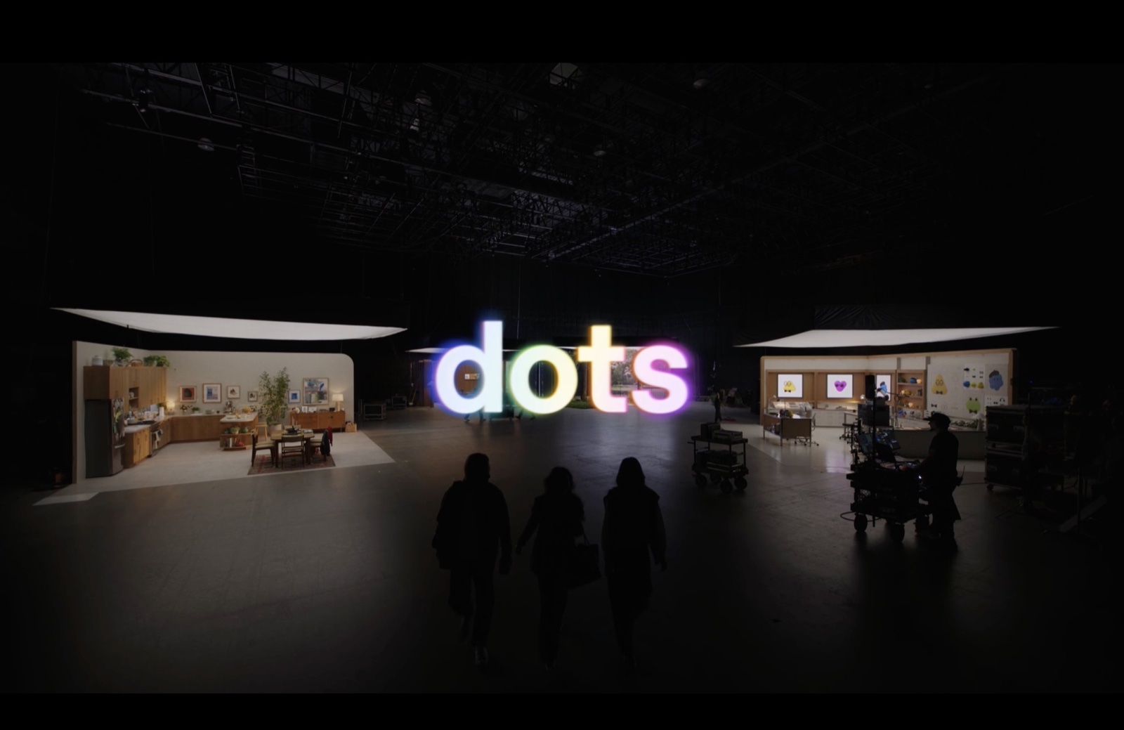 Photo de la keynote du DevDay 2026 : le mot « dots » géant sur scène, entre deux décors de bureau, devant le public.