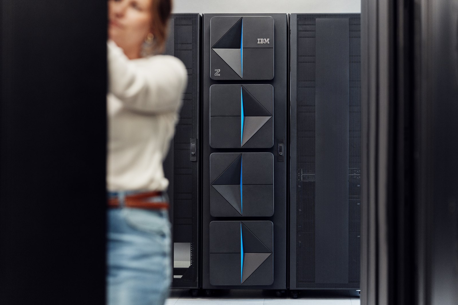 Un mainframe IBM z17 en armoire unique installé entre deux baies de serveurs.