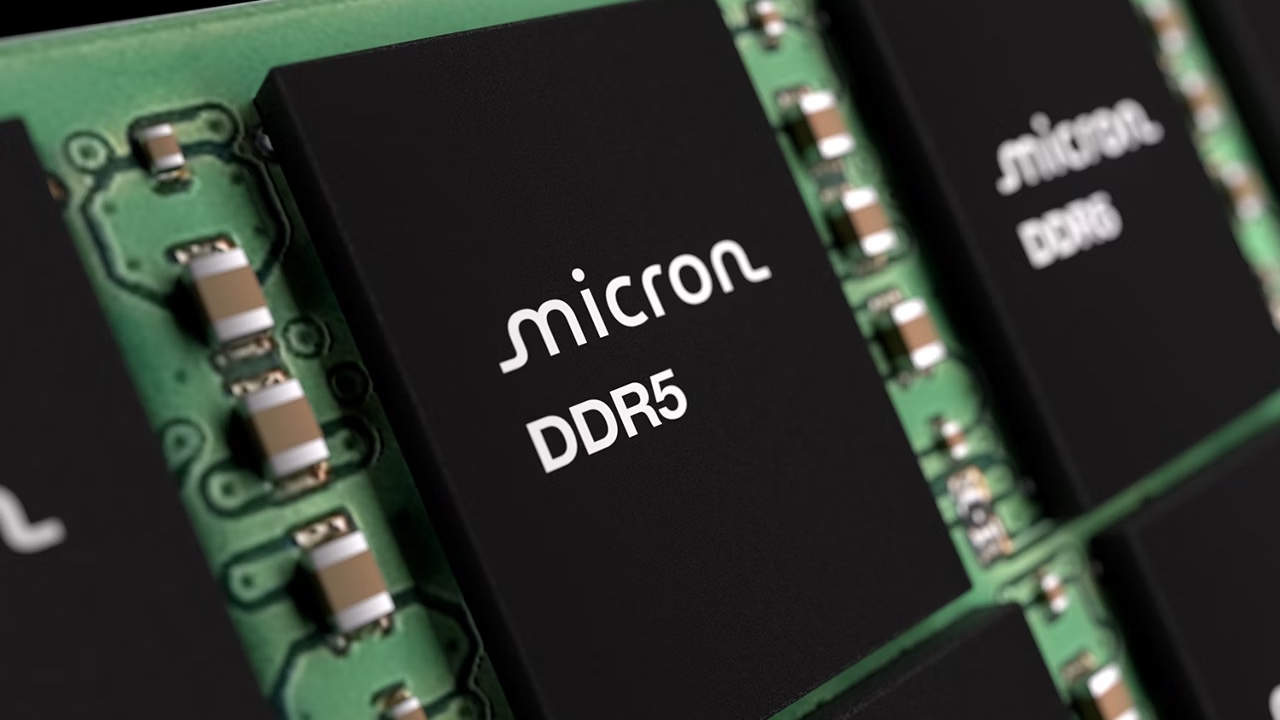 Gros plan d’un boîtier DRAM DDR5 Micron sur PCB vert.