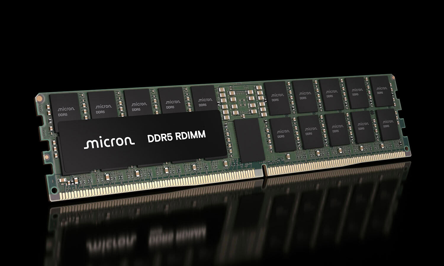 Module DDR5 RDIMM Micron, photographie produit officielle, fond noir.