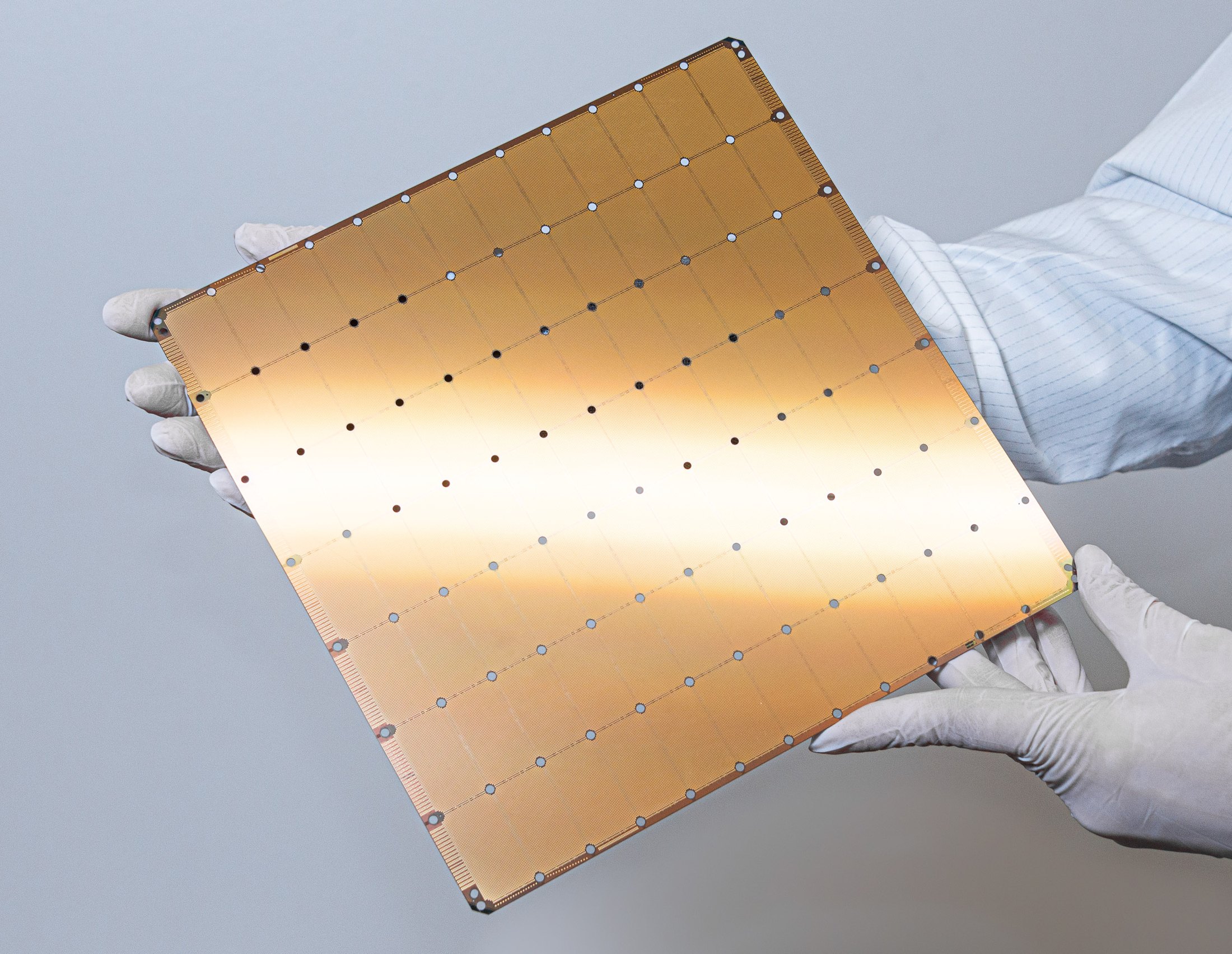 Wafer-Scale Engine tenu à deux mains