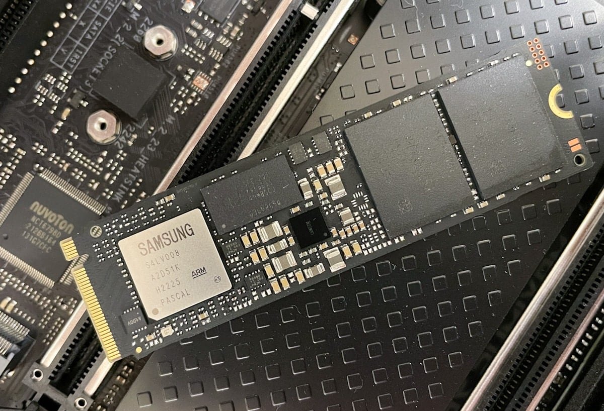 PCB d’un Samsung 990 PRO, contrôleur et puces NAND.