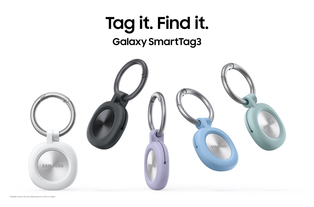 Visuel officiel du Galaxy SmartTag3 en blanc et noir, avec des coques de couleur.