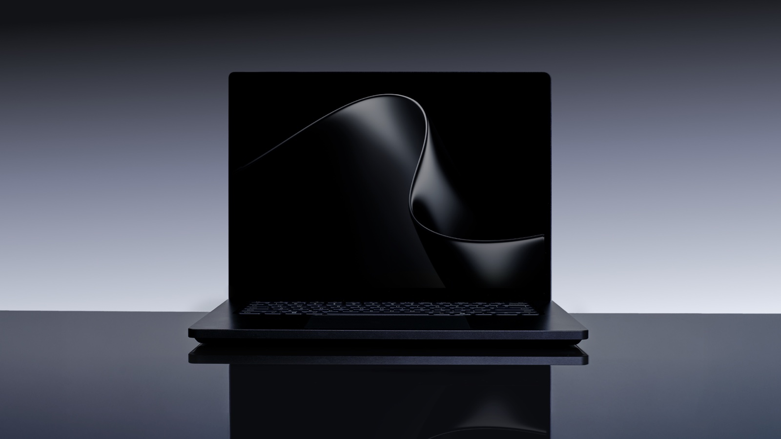 Rendu officiel du Surface Laptop Ultra, ouvert, posé sur une surface réfléchissante, avec le même fond d'écran noir en vague que dans le visuel « 10.07 ».