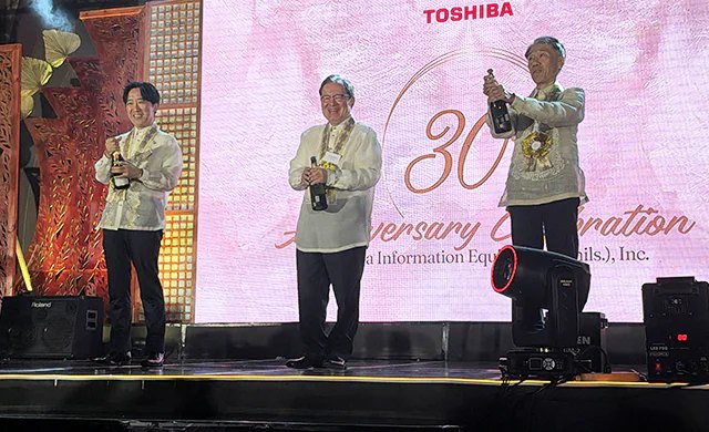 Trois dirigeants du groupe Toshiba sur scène lors des 30 ans de Toshiba Information Equipment (Philippines).