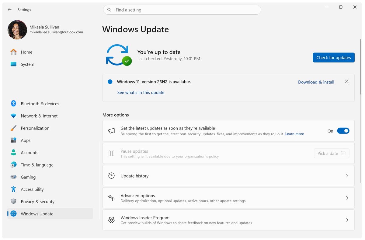 Paramètres Windows Update affichant « Windows 11, version 26H2 is available » avec le bouton Download & install.